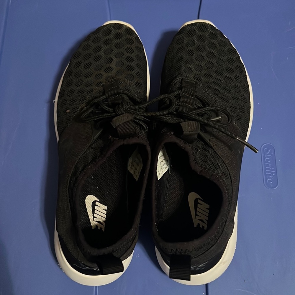 Ladies Nike Tennis shoes
